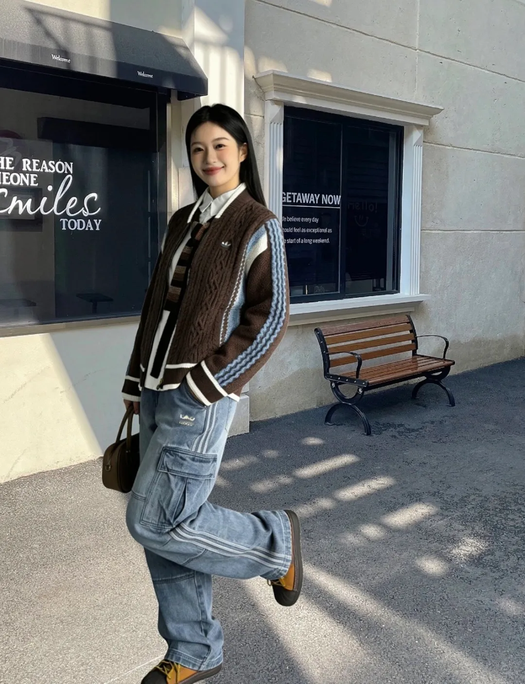 No watermark upper body rendering 𝟭𝟬𝟰𝟵𝟲# Exclusive real shot/difference between various stolen pictures and online version on the market [𝗮𝗱𝗶𝗱𝗮𝘀Clover three-stripe workwear embroidery𝗹𝗼𝗴𝗼 jeans] Retro cool ceiling, one pants to confer gods/Versatile men and women Same Style ✅Full set of 1:1 customized accessories ➕Customized three-label ➕𝗬𝘂𝗮𝗻 version hangtag ➕𝗹𝗼𝗴𝗼 packaging bag🔥 ➕Scan the tag to enter the official website. ✅Top Original version, ins Xiaohongshu Getwu Kuaishou and many bloggers wear it. 💥 Weld sports genes and workwear aesthetics together! This pair of clover pants can be worn all year round. ✅ Classic clover is full of DNA. The iconic three stripes + White clover logo on the side are full of retro feeling and full of recognition. At a glance, you can see the high-end feeling of Adidas, and the trendy identity is directly sealed. ✅ Workwear + denim double buff superposition, heavy denim fabric + three-dimensional large pocket workwear design, stiff and stylish without collapse, Wear-Resistant, with a retro feel as you wear it, and an American street feel. ✅ The fairy wide-leg version, the king of hiding fat and slimming. High waist + slightly wide straight cut, perfectly modify the leg shape, pear-shaped body, thick legs stars are directly welded to the body! Your legs will become 30 to 70 minutes longer in seconds, and you will feel relaxed when walking. ✅ Full of details, high quality, neat open stitching, three-dimensional multi-pocket design, practical and stylish; complete original tags, restored Authentic details, full of upper body comfort, suitable for daily commuting, going out on the street, and going out on the street. ⭕The high version of the best products🐮is different from the junk products in the market🗯️The same picture but different prices means different versions. ❌Don’t be fooled by the same copywriters and pirated pictures from outside that mix and distribute high-luxury pictures at low prices. After comparing the quality, you will know where the gap is. Don’t lie. I don’t guarantee that my products are the cheapest, but I definitely guarantee that they are worth every penny of your hard-earned money! ‼ ️We don’t slash prices or lower prices, we supply products with heart and only make high-end versions!!! Breasts Jimei must see the details of my home clearly, the pictures of my home are all taken by the owner himself❤️ Color: Black Blue Size: S-2XL